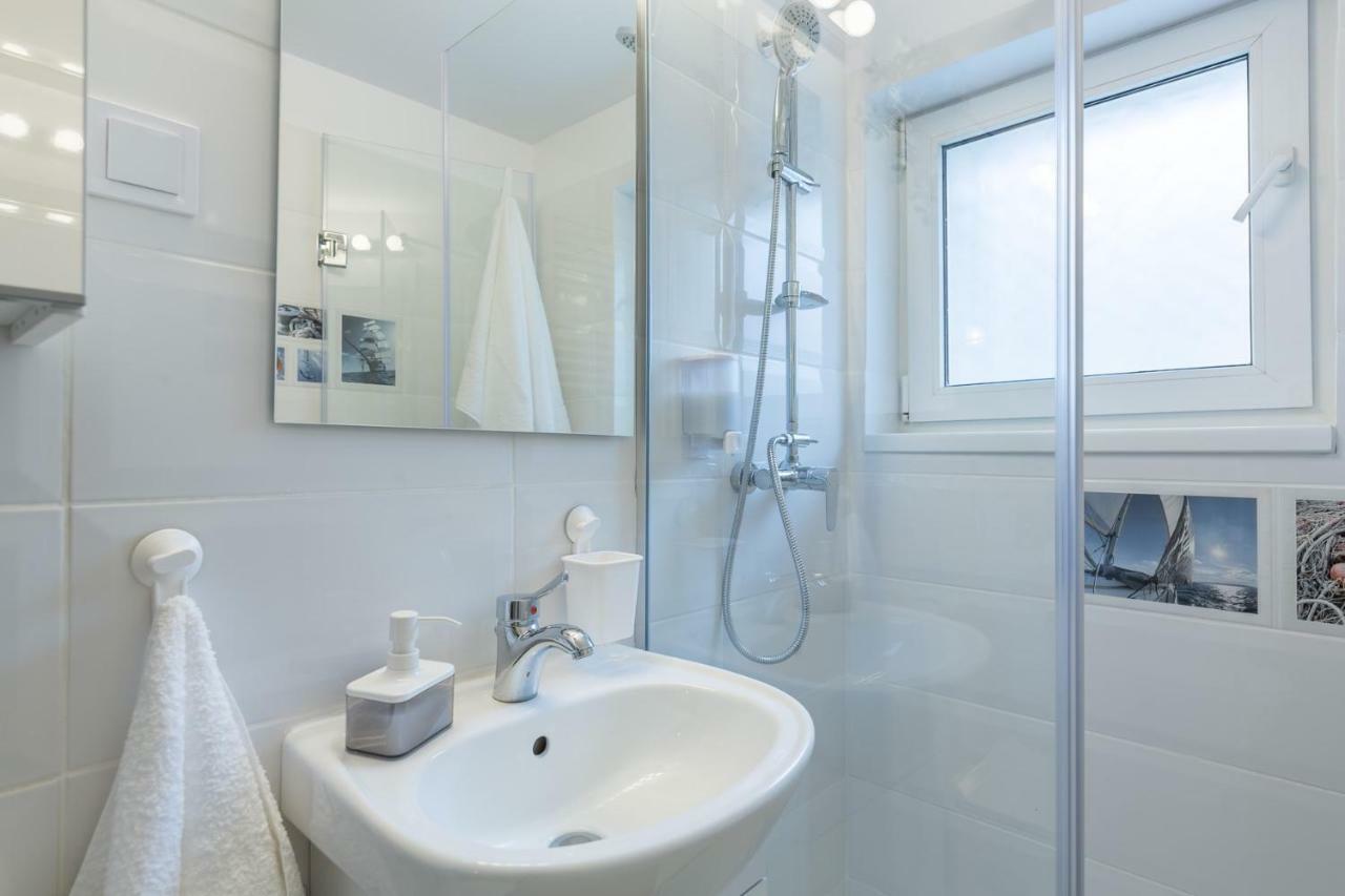 Central Stylish & Cozy One Bedroom Apartment - Adela Accommodation - Ideal For Long Stays Букурещ Екстериор снимка